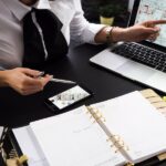 Flat fee real estate broker giving professional advice to client