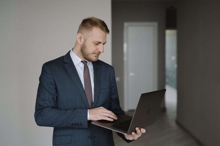 Flat free broker looking up property state laws for his client