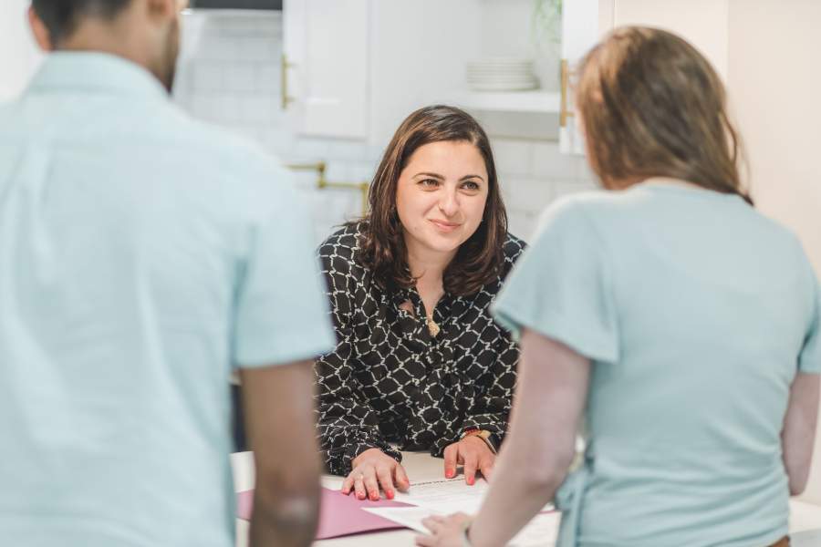 A flat fee realtor discussing with her clients