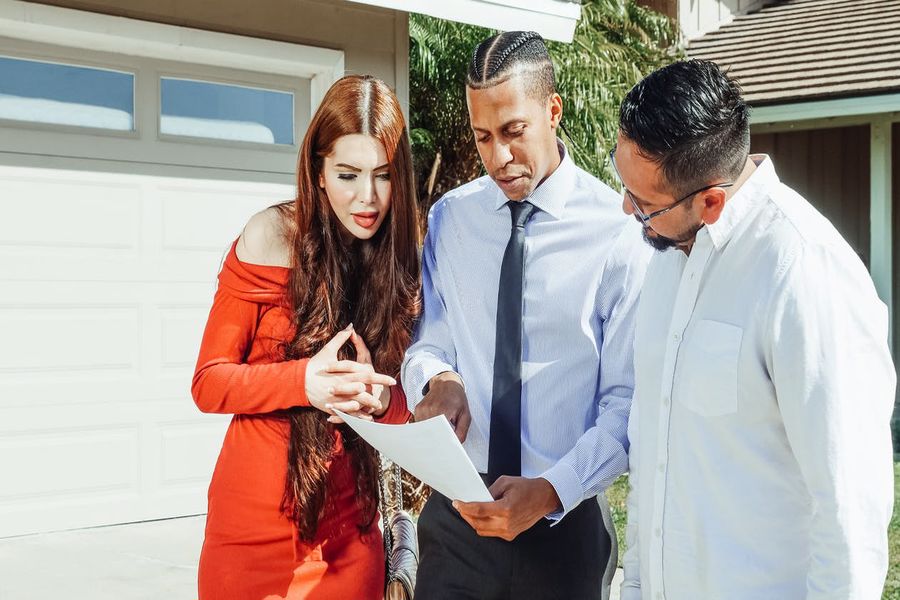 Couple asking their realtor if they can lower the commission rate