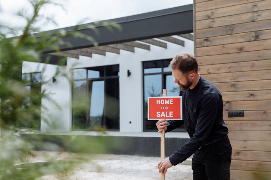 A house owner selling his house